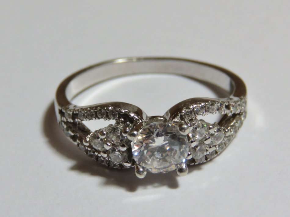 Sterling silver ring with beautiful stones - 3,1 grams - Size P