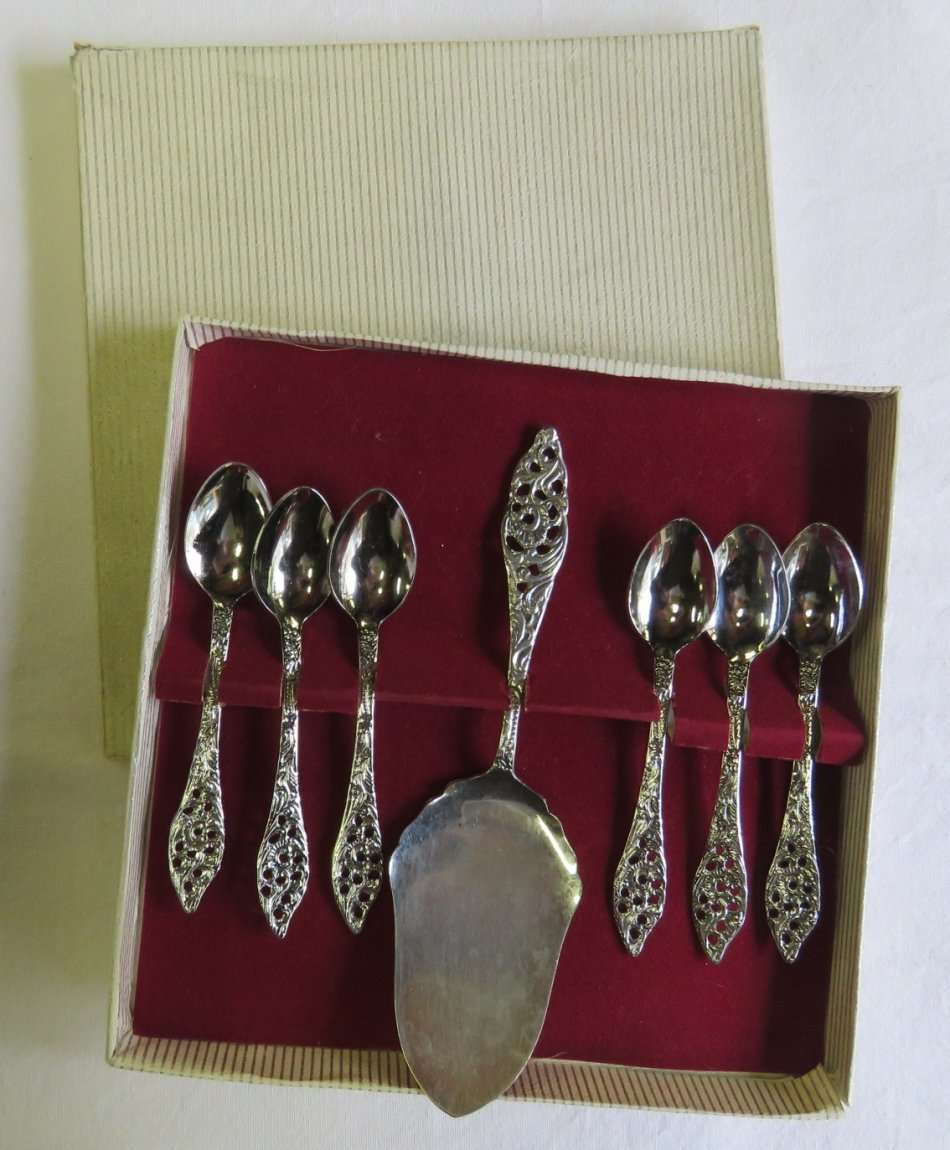 Set of 6 chromeplated spoons and dessert lifter
