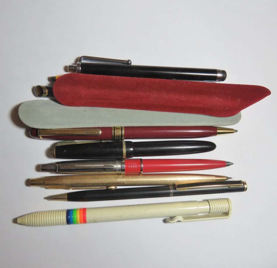 Lot of 10 vintage pens - Not all working