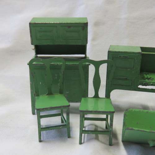 Lot of vintage Tootsietoy die cast doll house furniture