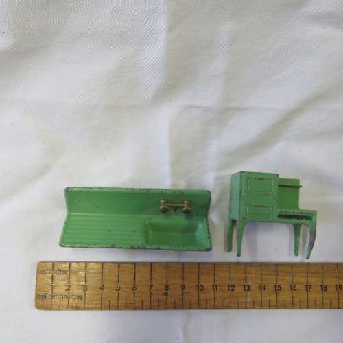 Lot of vintage Tootsietoy die cast doll house furniture