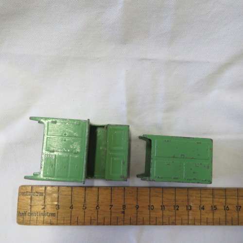 Lot of vintage Tootsietoy die cast doll house furniture