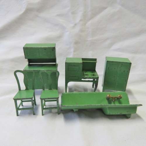 Lot of vintage Tootsietoy die cast doll house furniture