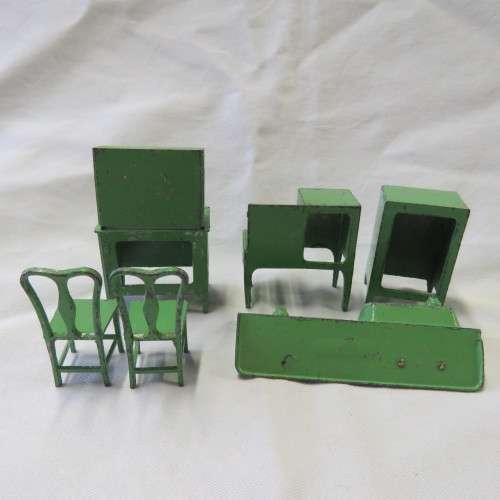 Lot of vintage Tootsietoy die cast doll house furniture