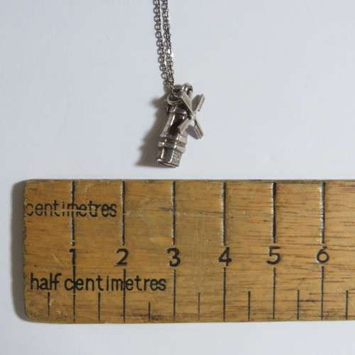 Sterling silver necklace with dutch windmill pendant - Weighs 2,2 grams