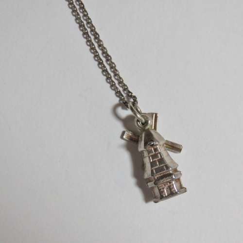 Sterling silver necklace with dutch windmill pendant - Weighs 2,2 grams