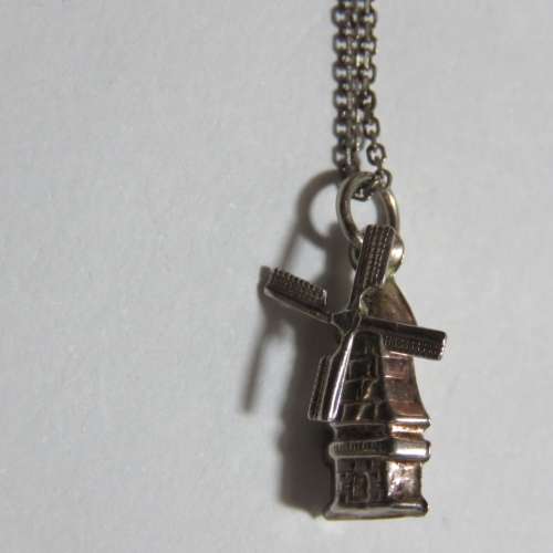 Sterling silver necklace with dutch windmill pendant - Weighs 2,2 grams