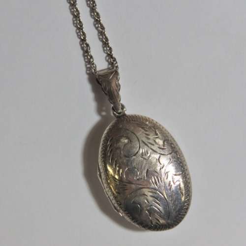 Sterling silver locket pendant with silver necklace - Weighs 8,9 grams