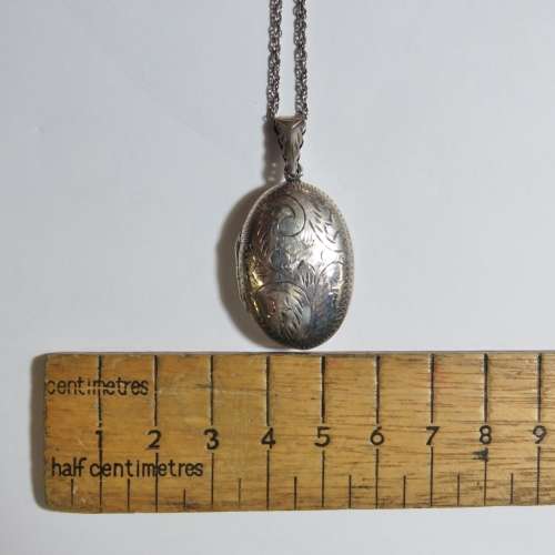 Sterling silver locket pendant with silver necklace - Weighs 8,9 grams