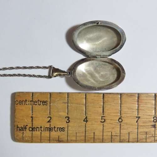 Sterling silver locket pendant with silver necklace - Weighs 8,9 grams