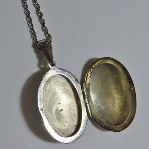 Sterling silver locket pendant with silver necklace - Weighs 8,9 grams