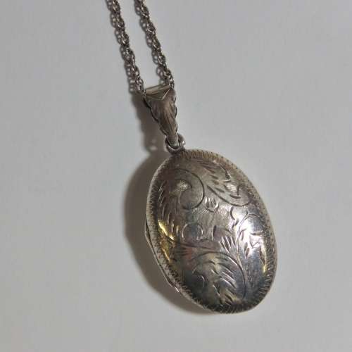 Sterling silver locket pendant with silver necklace - Weighs 8,9 grams