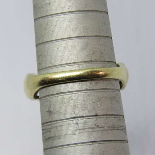 9kt Gold ring with very small diamond - Weighs 2.2 grams - Size: N