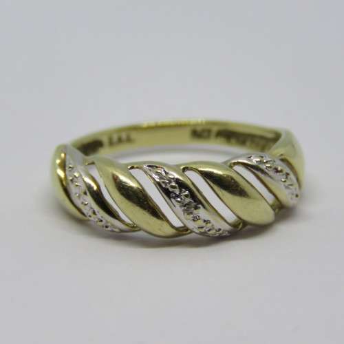 9kt Gold ring with very small diamond - Weighs 2.2 grams - Size: N
