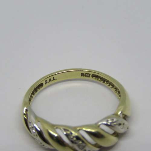 9kt Gold ring with very small diamond - Weighs 2.2 grams - Size: N