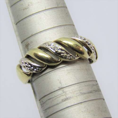 9kt Gold ring with very small diamond - Weighs 2.2 grams - Size: N