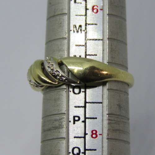 9kt Gold ring with very small diamond - Weighs 2.2 grams - Size: N