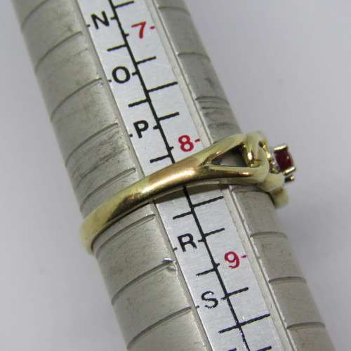 9kt Gold ring with small ruby - Weighs 2.6 grams - Size: Q