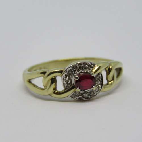 9kt Gold ring with small ruby - Weighs 2.6 grams - Size: Q