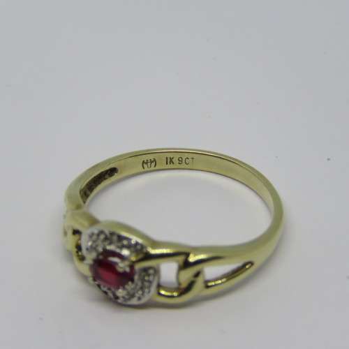 9kt Gold ring with small ruby - Weighs 2.6 grams - Size: Q