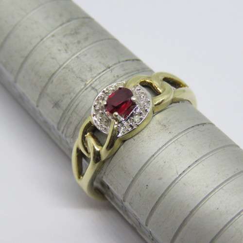 9kt Gold ring with small ruby - Weighs 2.6 grams - Size: Q