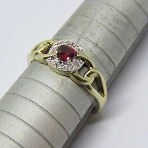 9kt Gold ring with small ruby - Weighs 2.6 grams - Size: Q