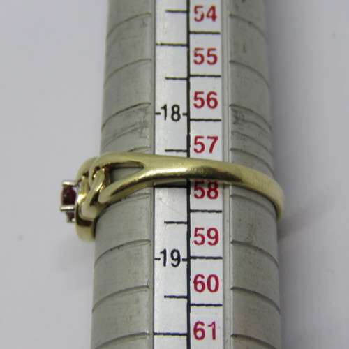 9kt Gold ring with small ruby - Weighs 2.6 grams - Size: Q