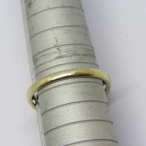 9kt Gold ring with small ruby - Weighs 2.6 grams - Size: Q