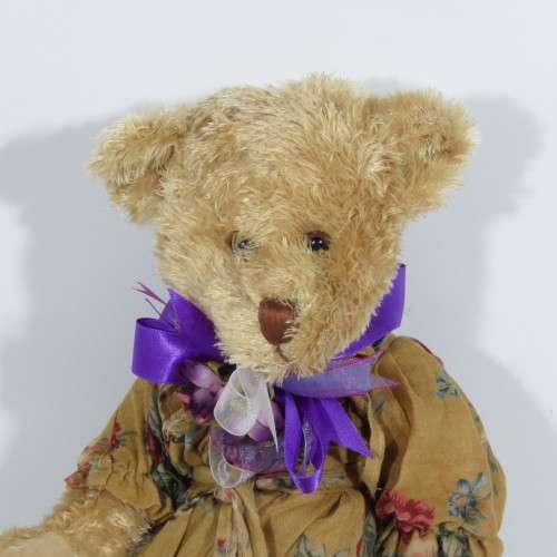 Victoria teddy bear on stand - Length 45 cm