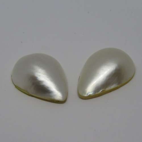 Pair of pear shaped mabe pearls - 23.06mm x 16.03mm and 24.04mm x 15.98mm