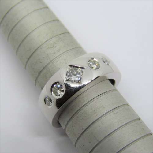 18kt White gold diamond ring with 5 diamonds - Size: P 1/2 - Princess cut about 0.80ct