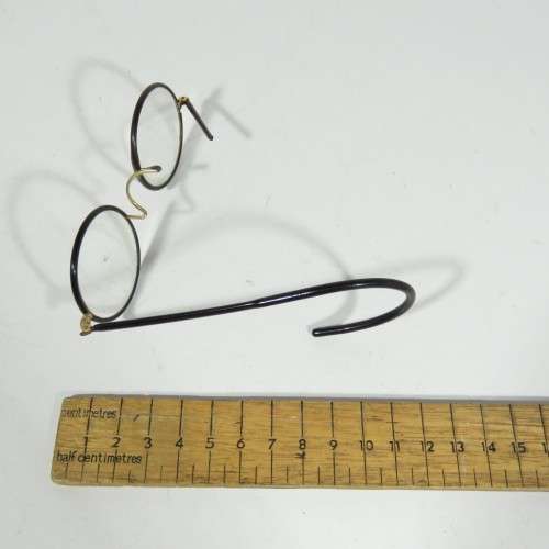 Vintage pair of glasses - Earpiece broken