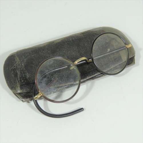 Vintage pair of glasses - Earpiece broken