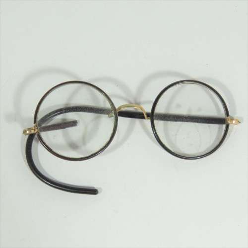 Vintage pair of glasses - Earpiece broken