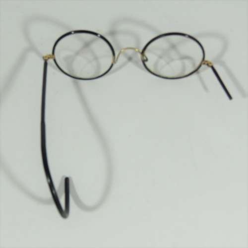 Vintage pair of glasses - Earpiece broken