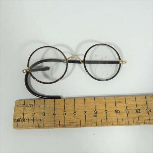 Vintage pair of glasses - Earpiece broken