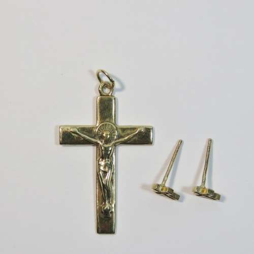 Jesus on cross 9kt gold pendant plus 2 cross ear studs - Weighs 2 grams