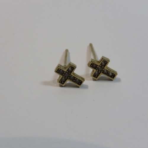 Jesus on cross 9kt gold pendant plus 2 cross ear studs - Weighs 2 grams
