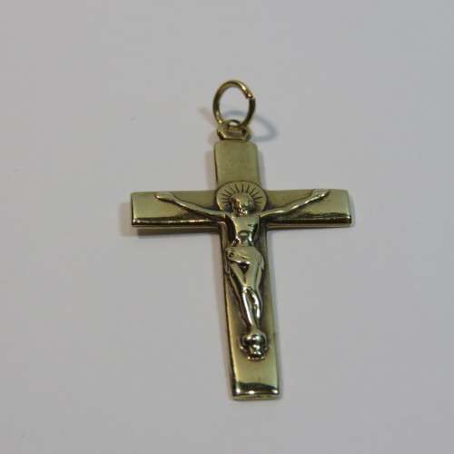 Jesus on cross 9kt gold pendant plus 2 cross ear studs - Weighs 2 grams