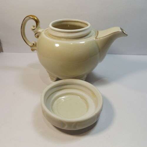 Oscar Schlegelmilch porcelain teapot with screw-on lid