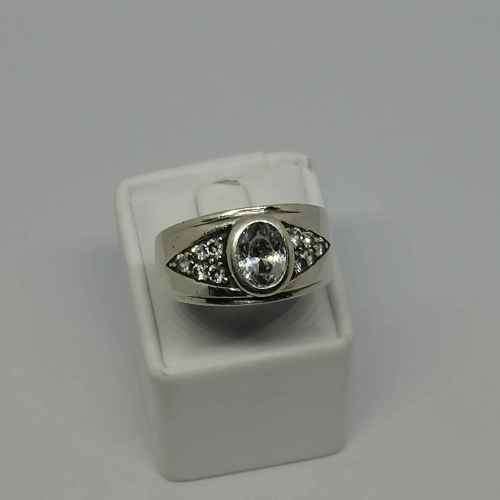 Sterling silver ring with 11 stones size S - weighs 6.2g