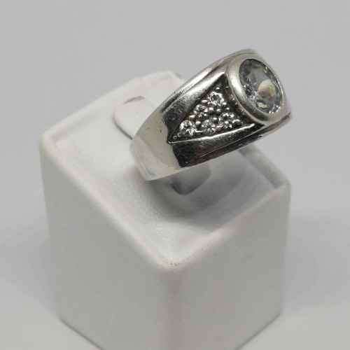 Sterling silver ring with 11 stones size S - weighs 6.2g
