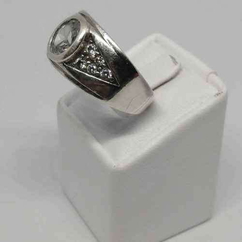 Sterling silver ring with 11 stones size S - weighs 6.2g