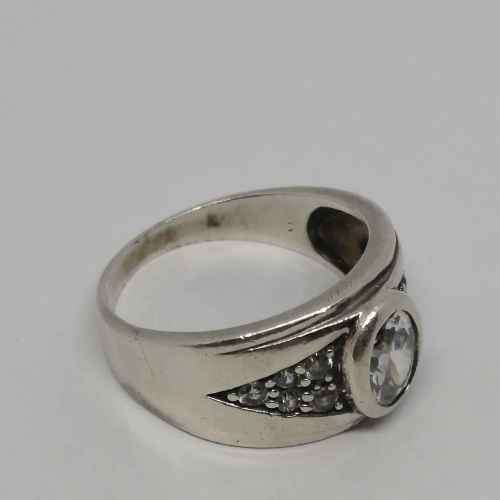 Sterling silver ring with 11 stones size S - weighs 6.2g