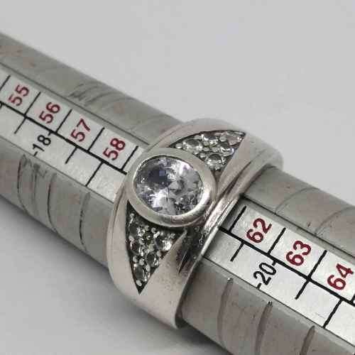 Sterling silver ring with 11 stones size S - weighs 6.2g