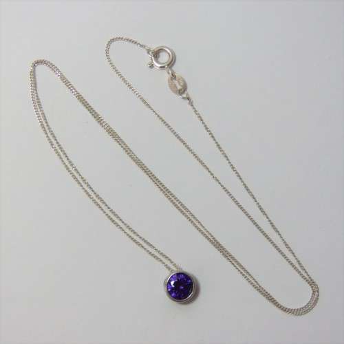 Sterling silver necklace with purple stone pendant - Weighs 1,9 grams - Length 25 cm (closed)