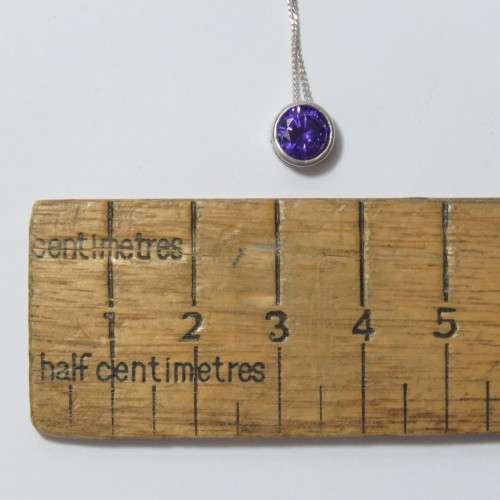 Sterling silver necklace with purple stone pendant - Weighs 1,9 grams - Length 25 cm (closed)