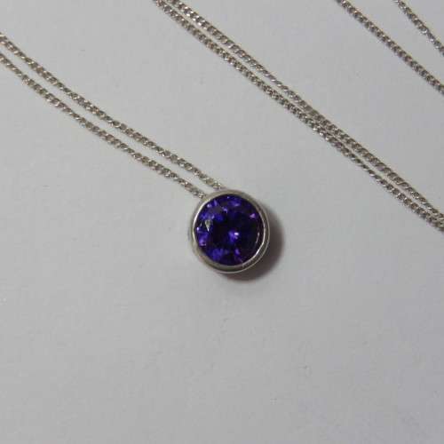 Sterling silver necklace with purple stone pendant - Weighs 1,9 grams - Length 25 cm (closed)