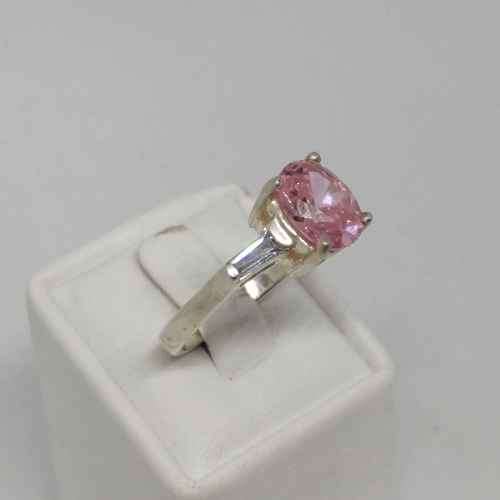 Sterling silver ring with pink glass stone - weighs 3.9g - size N