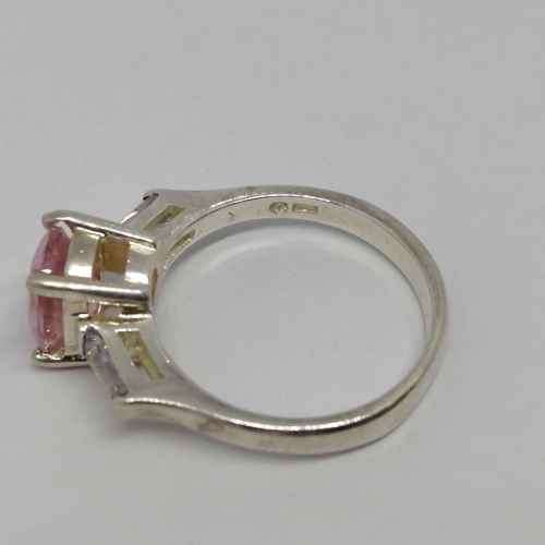 Sterling silver ring with pink glass stone - weighs 3.9g - size N